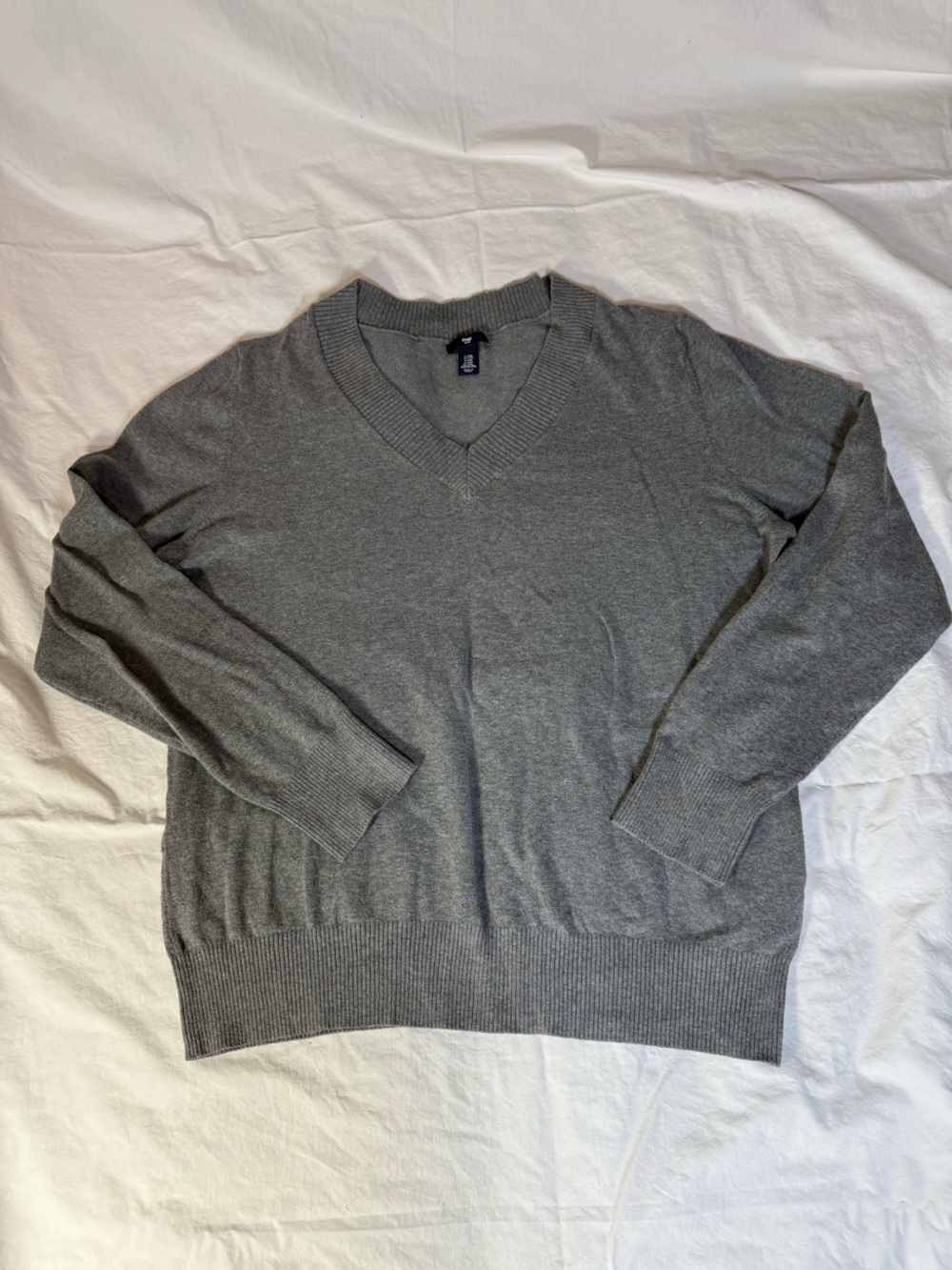 GAP Woman’s V-Neck Sweater in Grey XL/XXL
